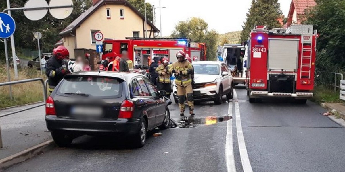 Nietypowy pościg w Wałbrzychu. Przesiadali się w czasie jazdy i spowodowali wypadek