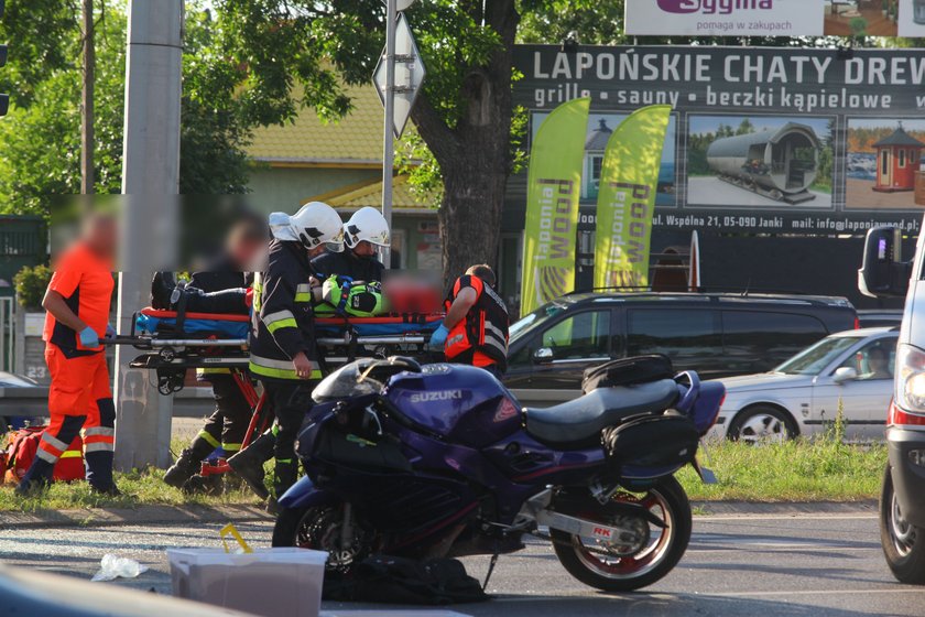 Motocyklista wpadł pod autobus