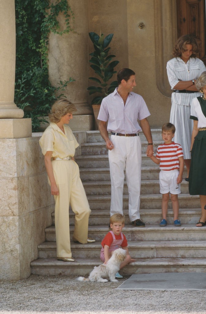 A vaníliasárga nyárra telitalálat - ha pedig arany kiegészítőkkel kombinálod, különösen elegáns lesz az összhatás. (1987)