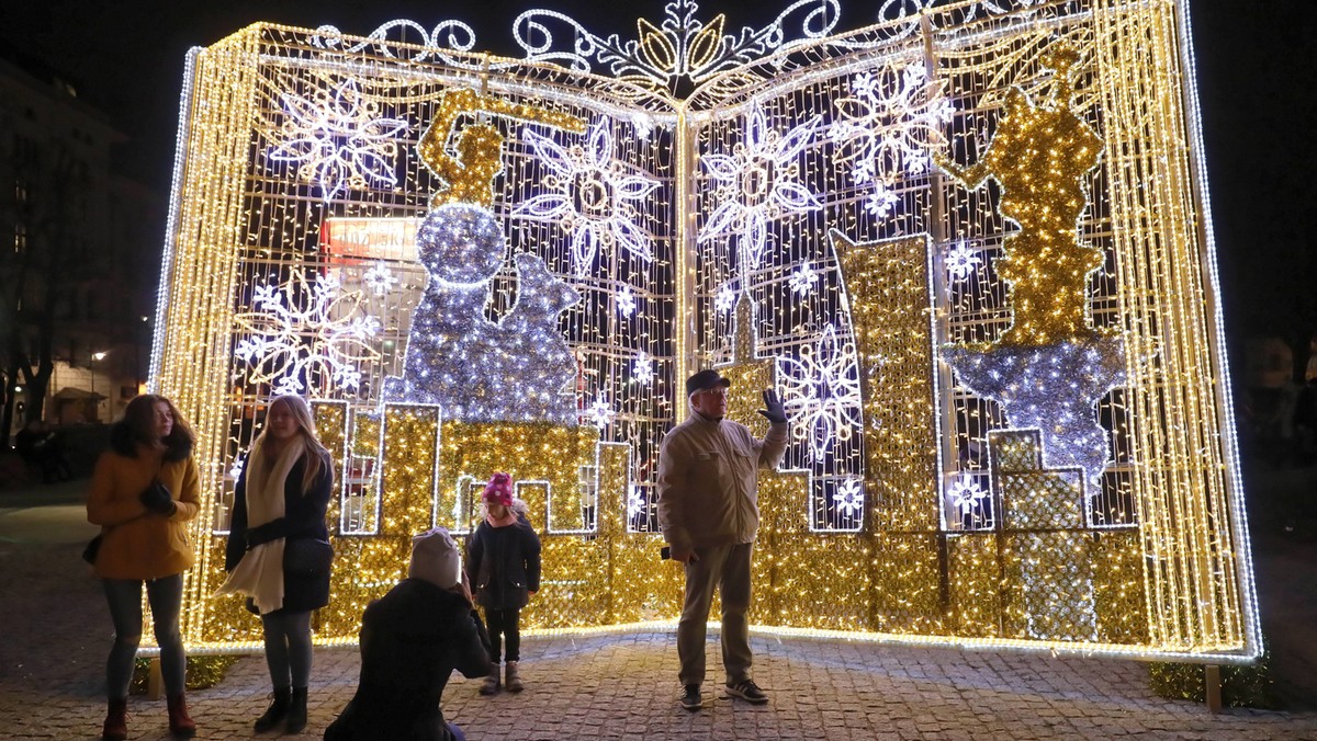 W Warszawie rozpoczął się montaż iluminacji świątecznej. W tym roku, podobnie tak jak w poprzednim, obejmie ona ponad 20 km ulic. Oficjalna inauguracja nastąpi w sobotę, 7 grudnia - poinformował w poniedziałek rzecznik stołecznego ratusza Kamil Dąbrowa.