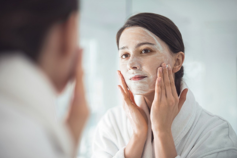 Oczyszczanie skóry twarzy/shutterstock/Alina Fomenko
