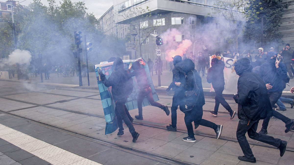 Około 500 osób uczestniczyło w Paryżu w marszu protestacyjnym przeciwko Frontowi Narodowemu (FN). Pochód wyruszył z Aubervilliers, paryskiego przedmieścia zamieszkanego w większości przez muzułmanów. Doszło do starć, policja użyła gazu łzawiącego.