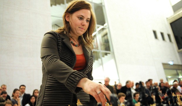 Judit Polgar igra šah istovremeno sa 25 protivnika u Beču 13. novembra 2012.