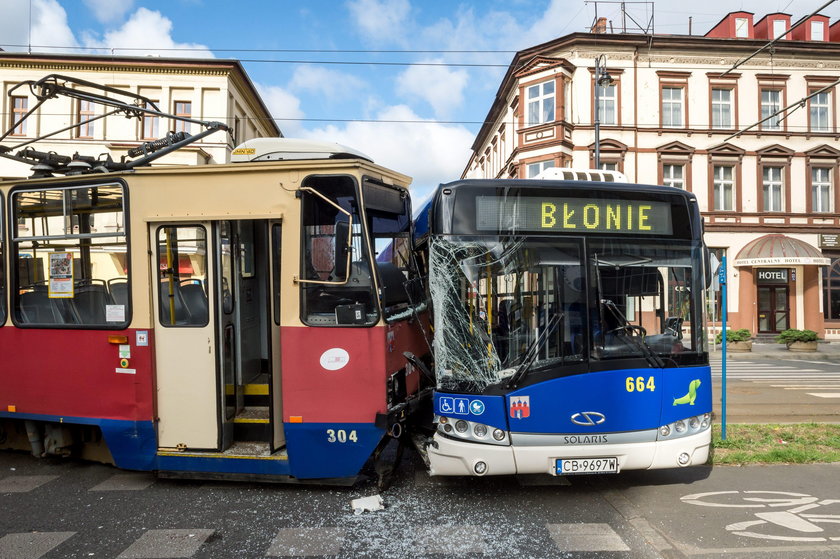 Wypadek w Bydgoszczy. Autobus miejski zderzył się z tramwajem