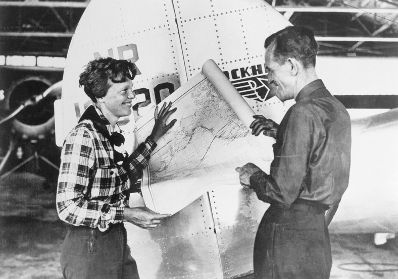 Amelia Earhart i Fred Noonan tuż przed swoją ostatnią podróżą