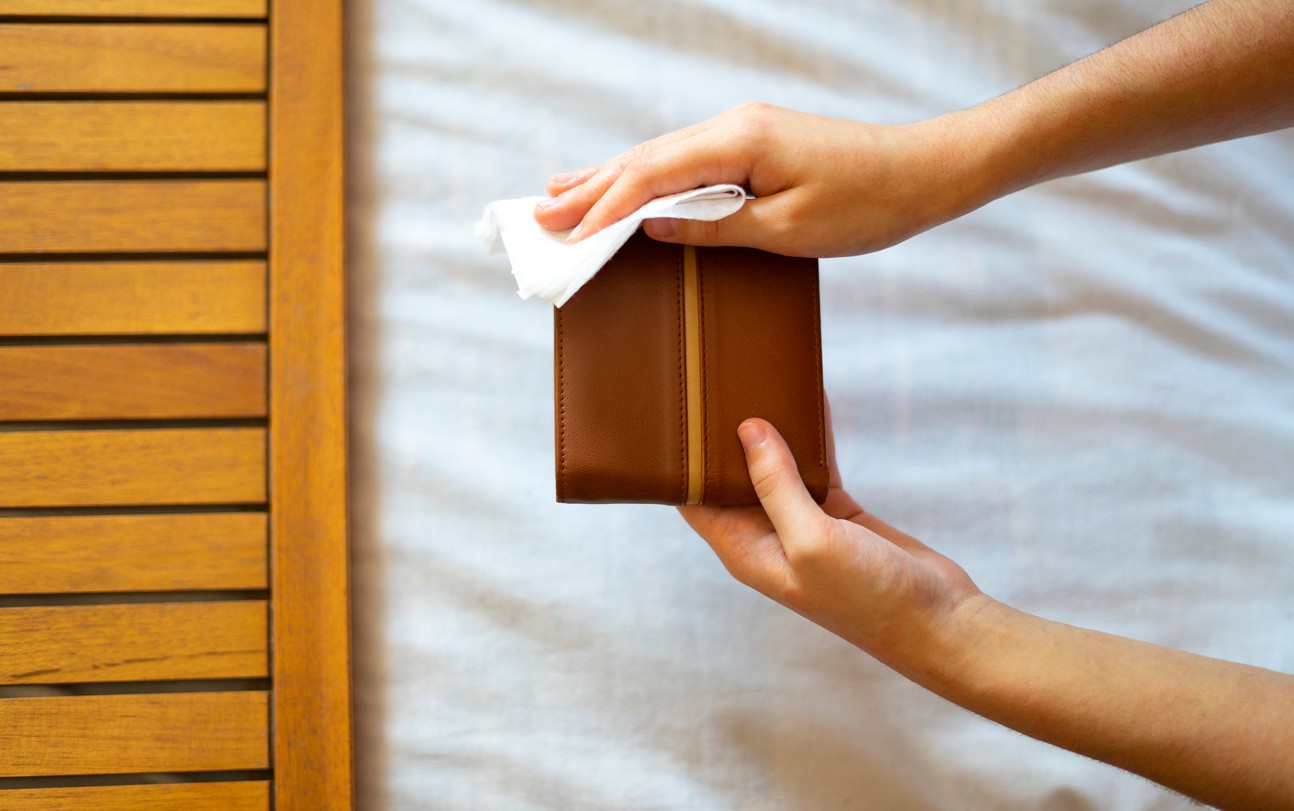 Dezinfekčné obrúsky nie sú vhodné na kožené predmety. (ilustračné foto)