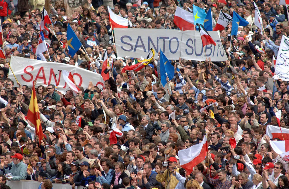 Zgromdzonym wiernym często towarzyszyły transparenty z napisami "Santo subito", czyli "Święty natychmiast", ludzie wyrażali tak swoją wolę natychmiastowej kanonizacji papieża z Polski