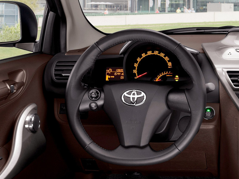 Paryż 2008: Toyota iQ – pierwsze informacje i fotografie wersji seryjnej
