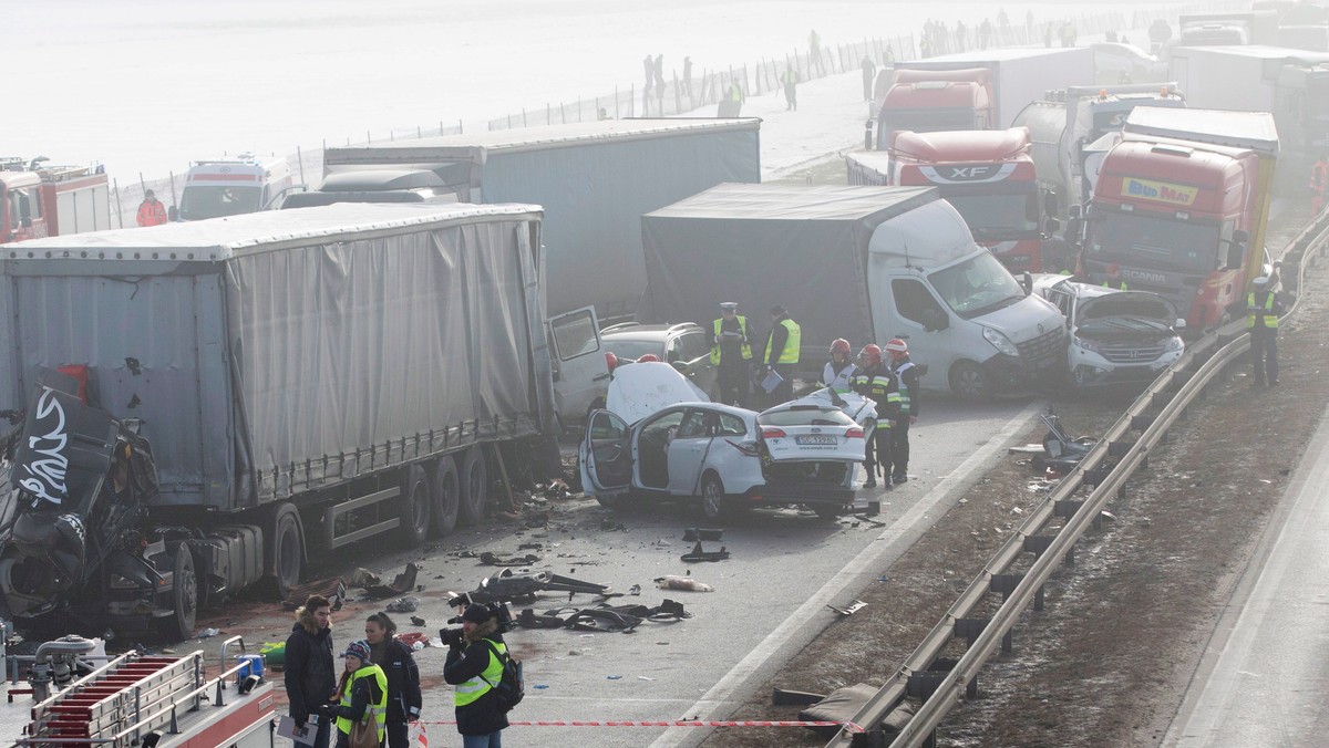 Śledztwo dot. karambolu na autostradzie A1 prowadzone będzie ws. sprowadzenia katastrofy w ruchu lądowym, zagrażającej życiu lub ciężkiemu uszczerbkowi na zdrowiu wielu osób oraz wystąpienia szkody materialnej w wielkich rozmiarach.