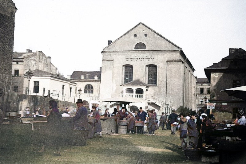 Targ przed Synagogą Ajzyka w 1936 roku. Źródło: Narodowe Archiwum Cyfrowe.