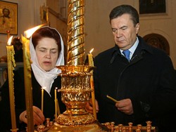 Prezydent Janukowycz więzi żonę w domu?