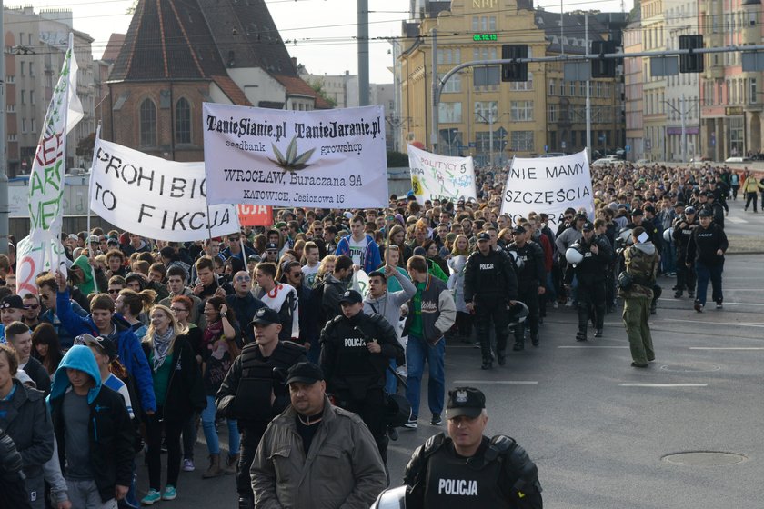 Zwolennicy marihuany idą w stronę pl. Grunwaldzkiego