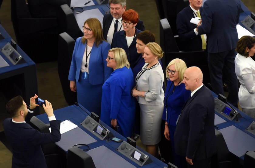 Beata Mazurek, Beata Kempa, Beata Szydło, Elżbieta Rafalska, Joanna Kopcińska i Joachim Brudziński