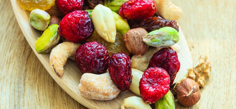 Są kaloryczne, ale pomagają schudnąć. Właściwości suszonych owoców