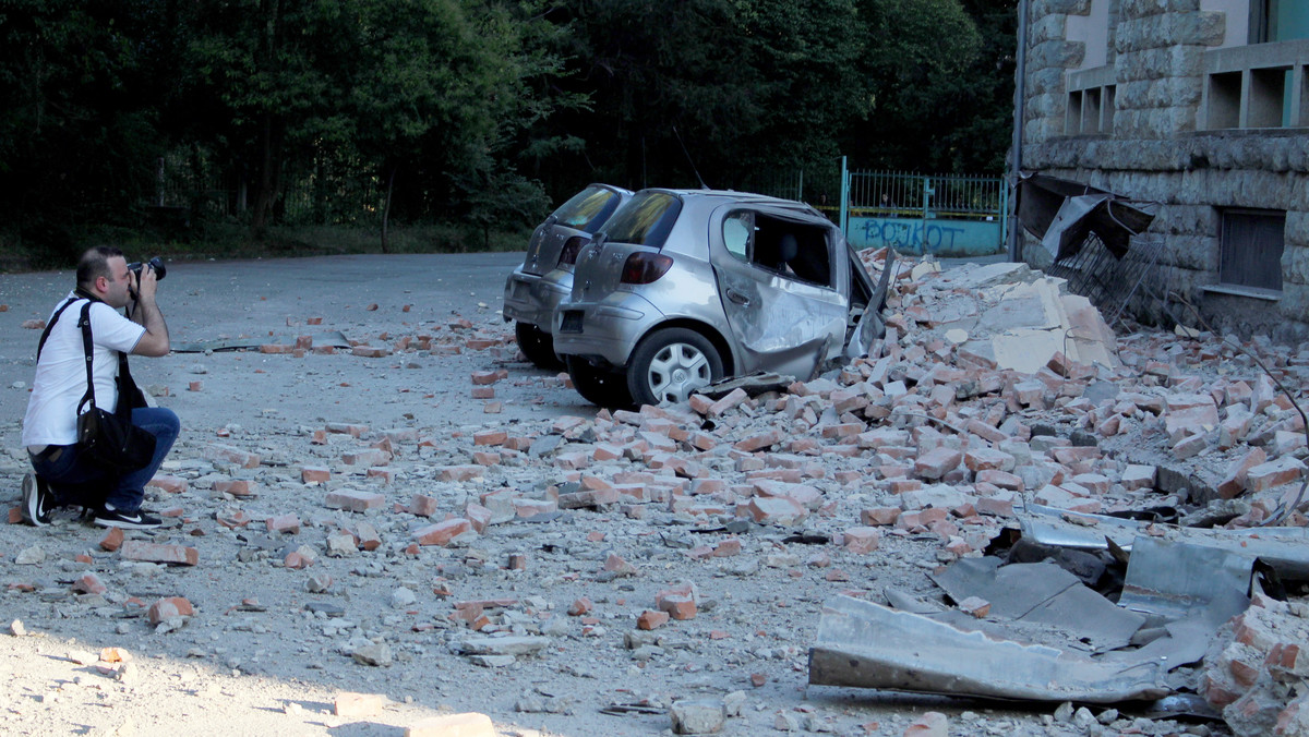 Zniszczone budynki i samochody po trzęsieniu ziemi w Albanii