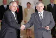 Jarosław Kaczyński odbiera nominację na premiera od prezydenta Lecha Kaczyńskiego