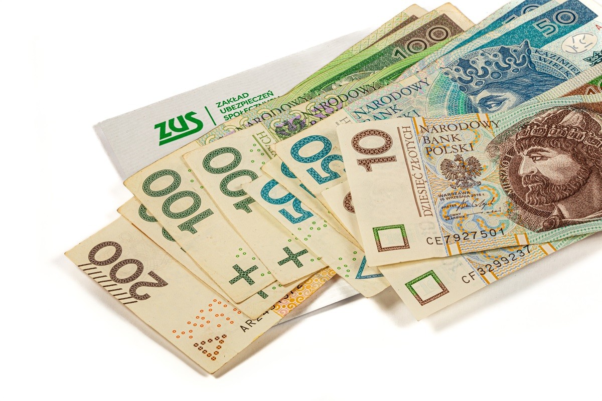 Masz 65 lat? Możesz otrzymać kilkaset złotych miesięcznie. Sprawdź, komu Państwo wypłaci dodatkowe pieniądze