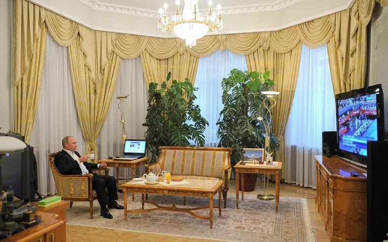 Władimir Putin w swojej rezydencji w Nowo-Ogariowie