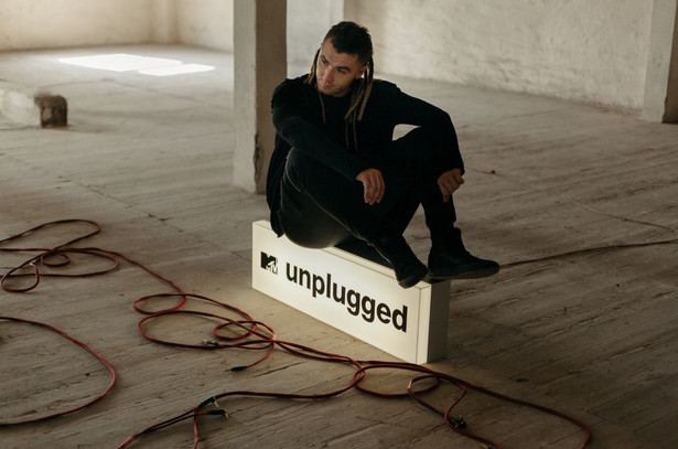 Kamil Bednarek z albumem nagranym w ramach cyklu MTV Unplugged