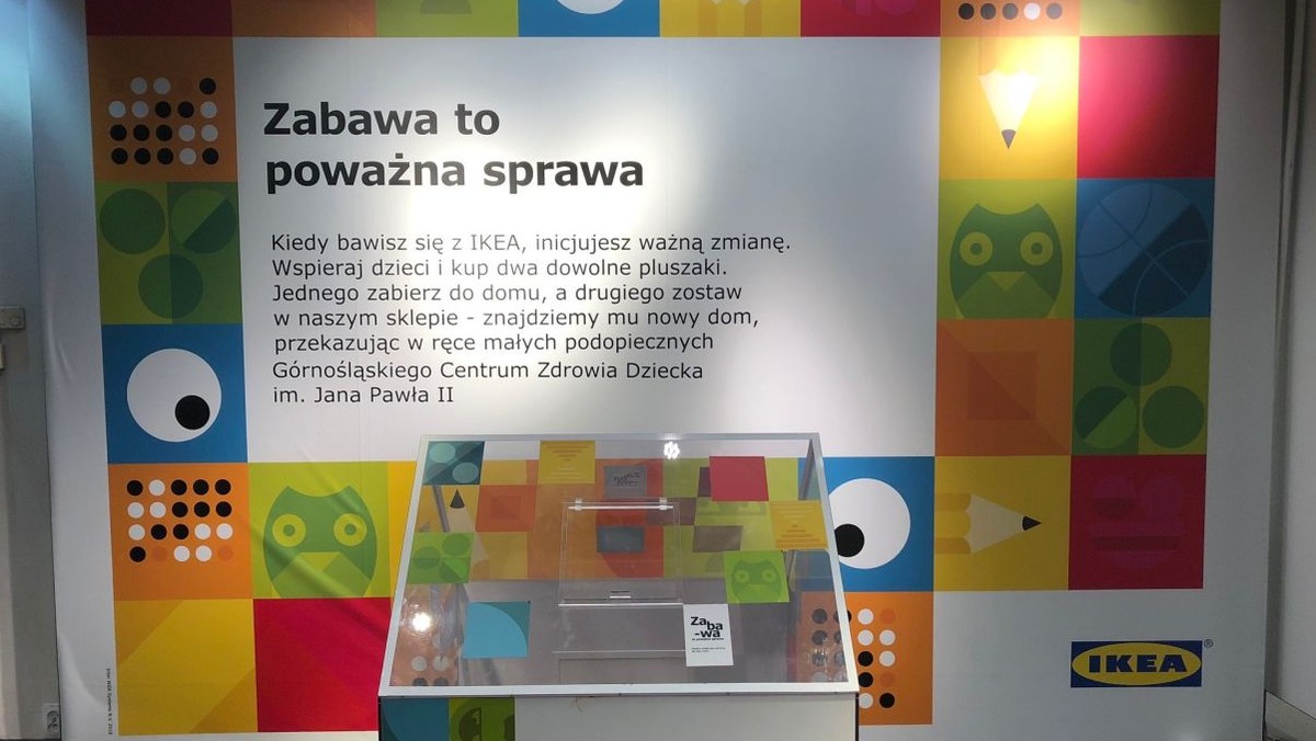 IKEA Katowice już po raz szósty organizuje zbiórkę pluszaków dla małych pacjentów Górnośląskiego Centrum Zdrowia Dziecka. Maskotki pomagają personelowi medycznemu nawiązać kontakt z dzieckiem i rozładować stres, towarzyszący pobytowi w szpitalu. Pełnią też ważną funkcję terapeutyczną.