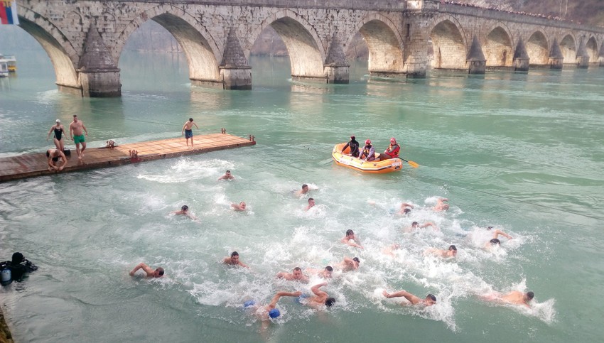 Plivanje za časni krst na Drini u Višegradu