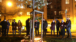 Mécsesek lepték el a Krisztina teret: így emlékeztek rajongói az elhunyt Benkő Lászlóra – galéria
