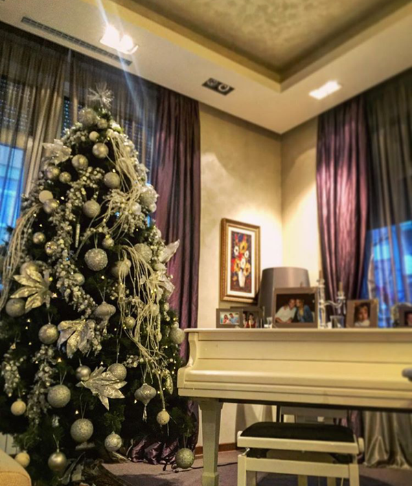 Na klaviru fotografije Željkove dece