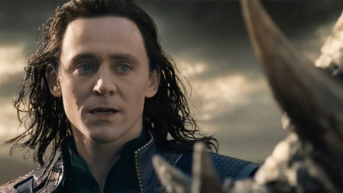 Wraz z ukazaniem się na rynku kolekcji DVD z filmami z drugiej fazy Marvela, w sieci pojawiła się usunięta scena z filmu "Thor: Mroczny świat". Przedstawia ona Lokiego, który trzyma w ręku młot Thora.