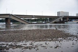 Do wody wpadło około 100 metrów mostu, miasto odcięte od dostaw ciepła