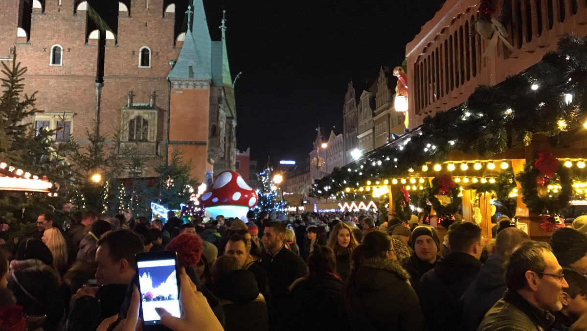 Przedstawiciele Wrocławskiego Ruchu Obywatelskiego chcą, by miasto partycypowało w zyskach z Jarmarku Bożonarodzeniowego, który od lat jest licznie odwiedzany przez turystów. Z wnioskiem w tej sprawie aktywiści zwrócili się do prezydenta Wrocławia Jacka Sutryka.