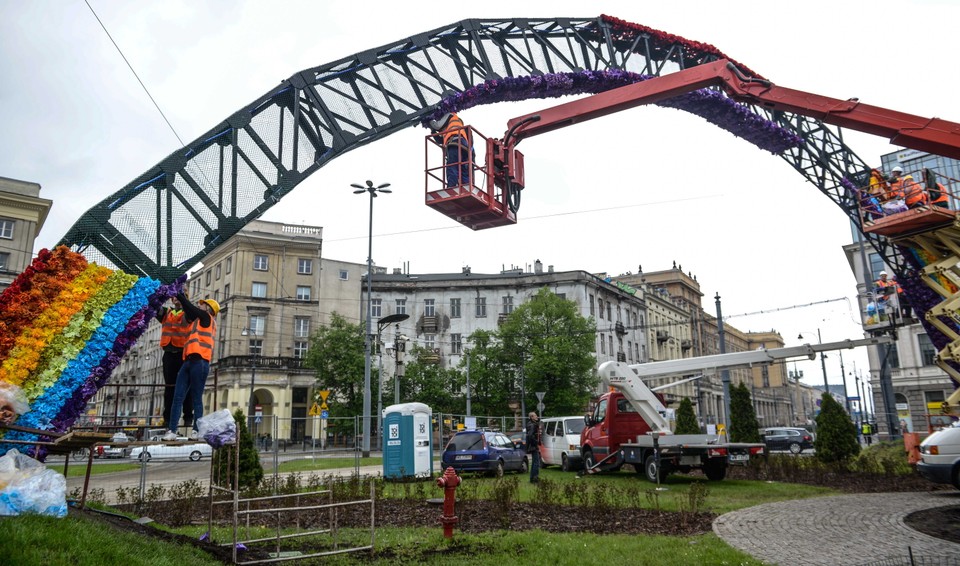 WARSZAWA PL. ZBAWICIELA TĘCZA MONTAŻ KWIATÓW (Montaż kwiatów na tęczy)