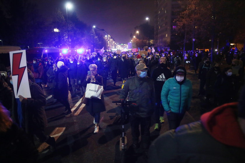 Trwa protest kobiet w Warszawie. Zablokują Sejm? Olbrzymie siły policji