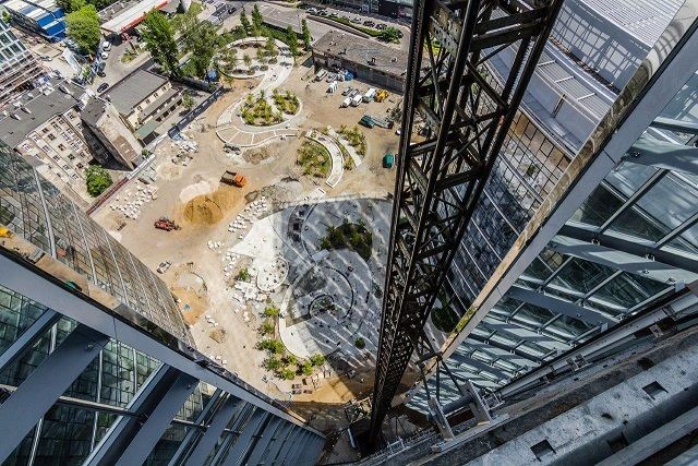 Nawierzchnia placu wykładana jest granitem z Hiszpanii – w tym celu zużytych zostanie około 1 300 ton tego materiału. Otwarcie  placu Europejskiego nastąpi w przyszłym roku.