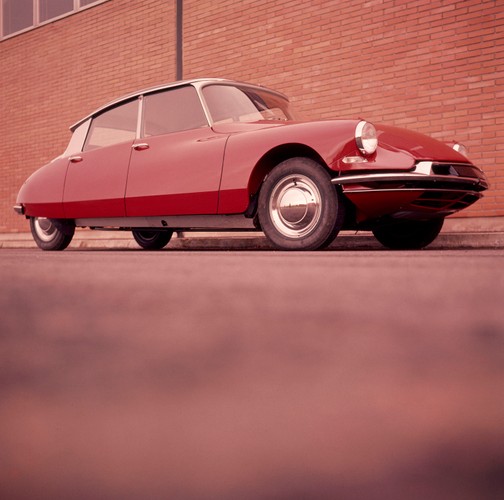 Hydropneumatyczne zawieszenie, niecodzienna karoseria, dach z tworzyw sztucznych, pleksiglasowa szyba tylna - to wszystko znalazło się w wyjątkowym aucie, Citroënie DS