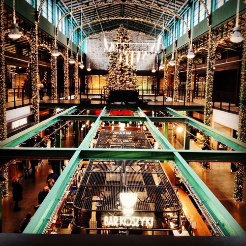 <strong>Dziś: Hala Koszyki</strong>
<br></br>
W 2009 firma Avestus Real Estate, która kupiła halę, dokonała jej rozbiórki, zachowując jedynie dwie oficyny bramne. Pozostawiono także część ściany z głównym wejściem. Odbudowana hala została otwarta w październiku 2016 roku.
<br></br>