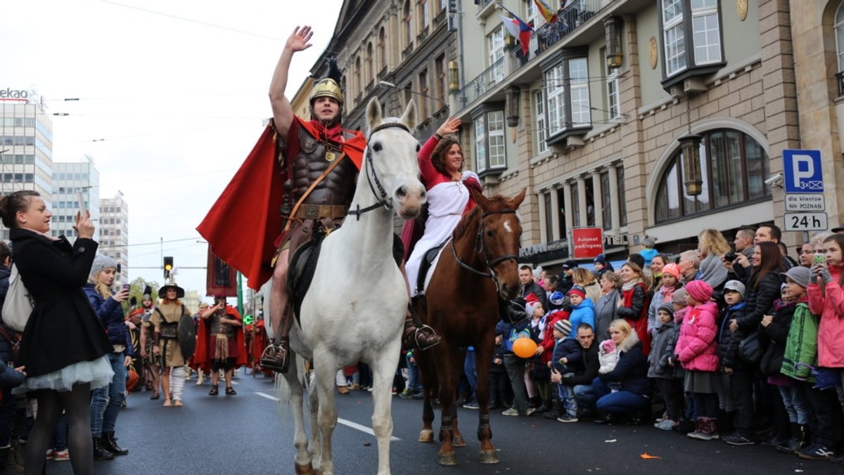 Parada ze Św. Marcinem na koniu, legionistami i kucharzami przeszła przez centrum Poznania