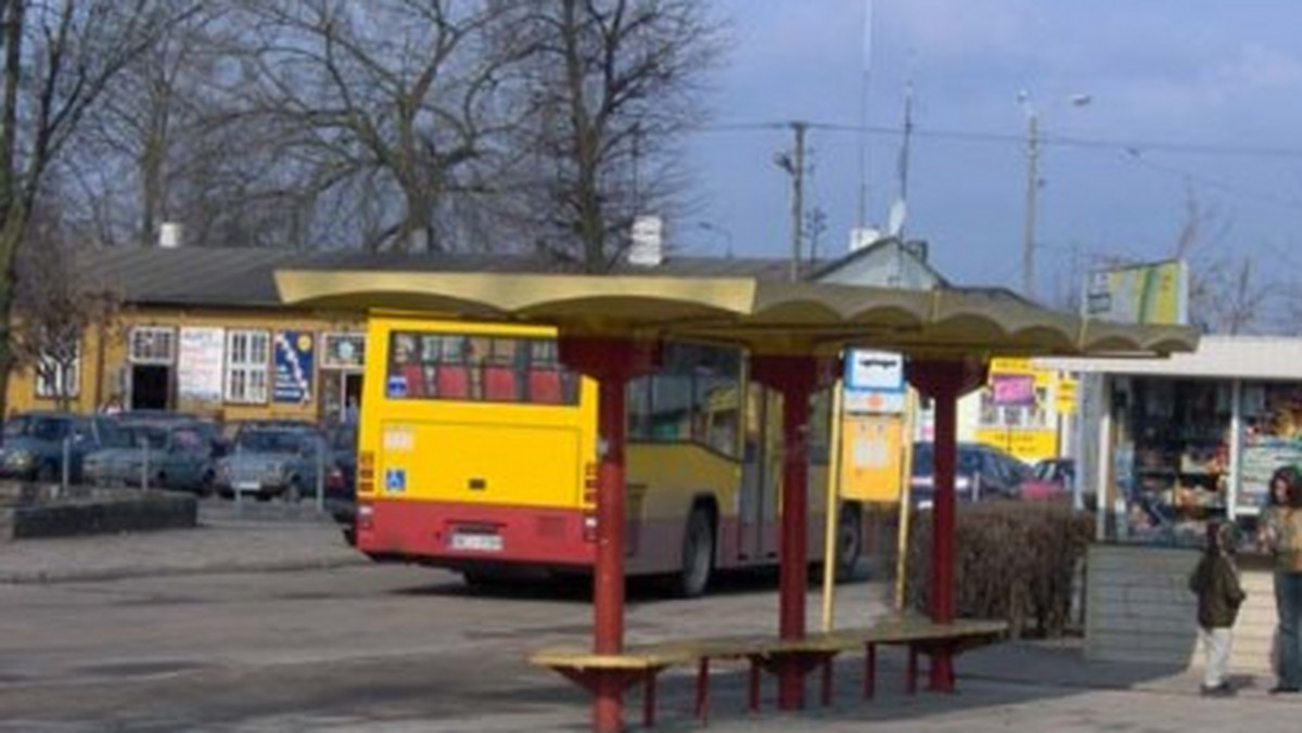 Dwie kamery na zewnątrz i dwie w środku autobusu mają zapewnić bezpieczeństwo pasażerom komunikacji miejskiej i kontrolę kierowców pracujących w ciechanowskiej komunikacji miejskiej - informuje Polskie Radio RDC.