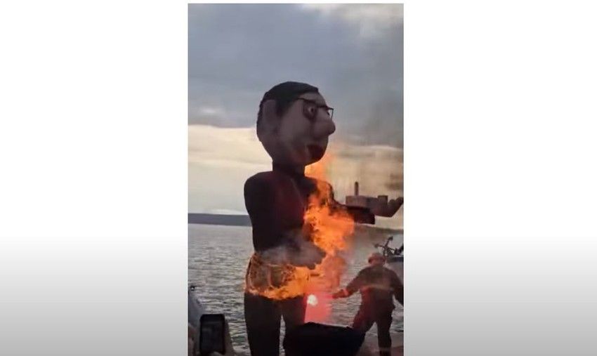 Spaljena lutka Vučića