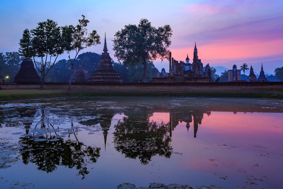 Ruiny świątyni Wat Mahathat w Parku Historycznym w Sukhothai