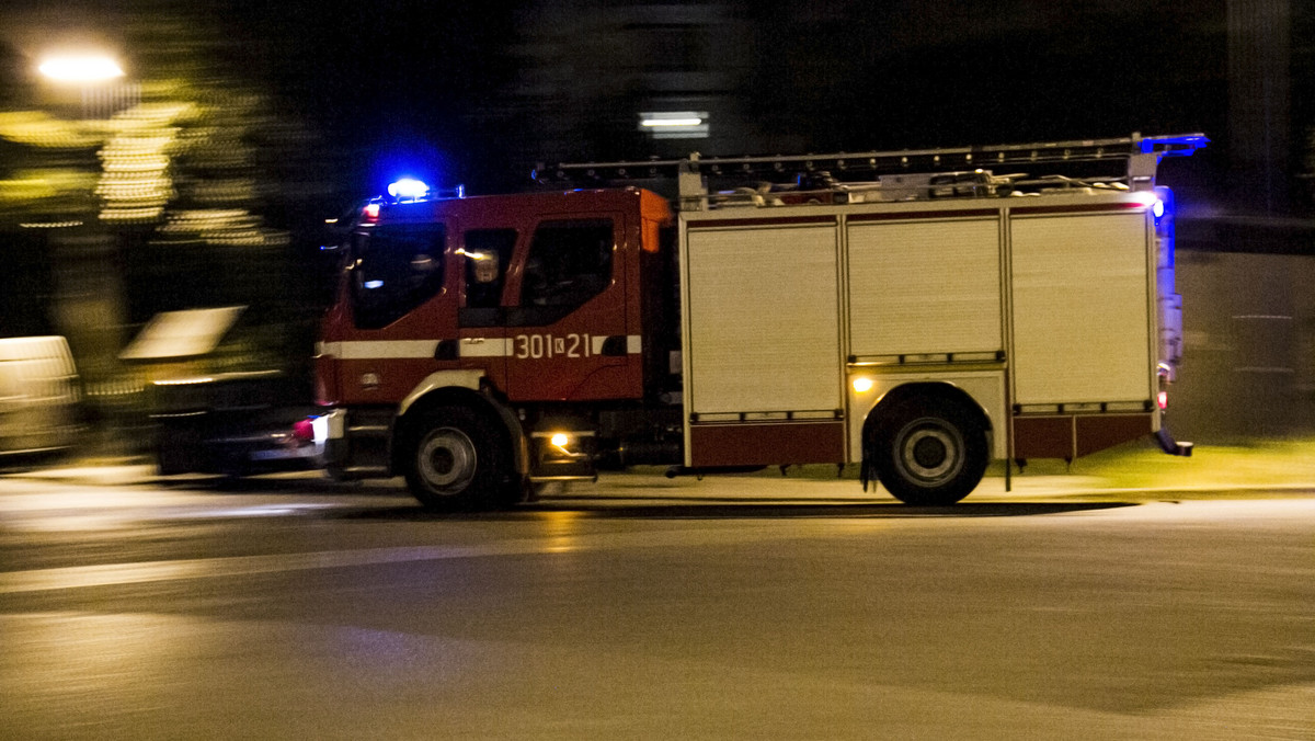 Ponad 100 razy interweniowali minionej doby strażacy w woj. lubelskim po burzach i ulewnych deszczach, które przeszły nad regionem. W Lublinie od uderzenia pioruna zginęła kobieta.