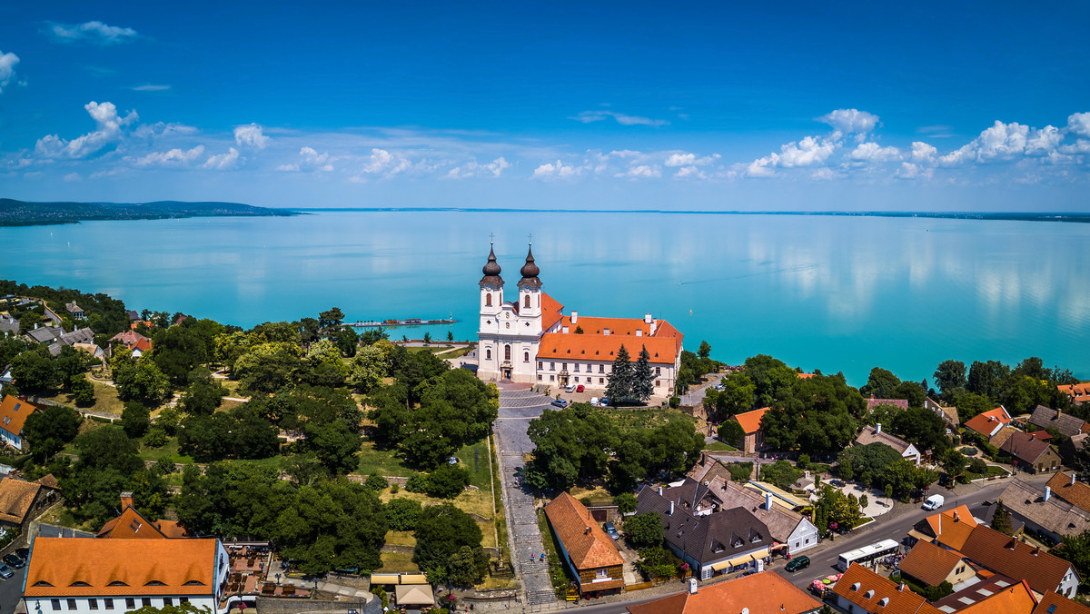 Węgry. Polacy na wakacyjny wypoczynek na Węgrzech najczęściej wybierają Balaton