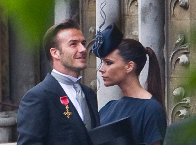 Victoria Beckham - na zdjęciu z mężem Davidem - postawiła na strój własnego projektu i klasyczną czerń