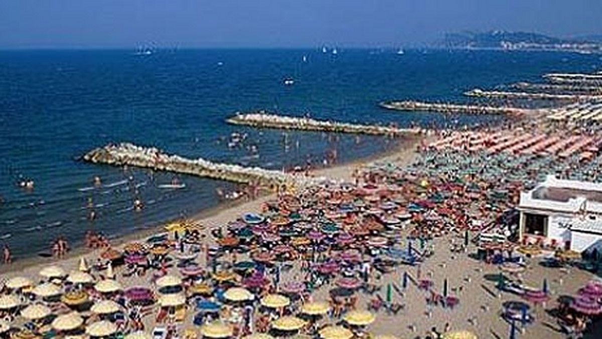 W Rimini nad Adriatykiem we włoskim regionie Emilia-Romania zorganizowano charytatywne zawody w rzucaniu telefonem komórkowym na plaży. Cały dochód z imprezy przekazano na pomoc dla ludności pobliskich terenów, zniszczonych w trzęsieniu ziemi.
