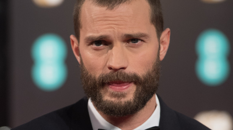 Jamie Dornan rossz helyen hagyta a golflabdát /Fotó:AFP