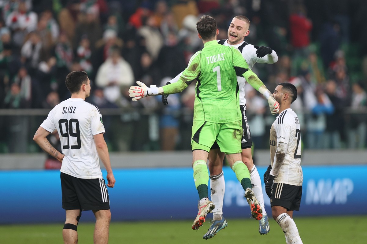 Piłkarz Legii Warszawa Blaz Kramer (C-tył) i bramkarz Kacper Tobiasz (C) cieszą się z gola podczas meczu grupy E Ligi Konferencji z AZ Alkmaar