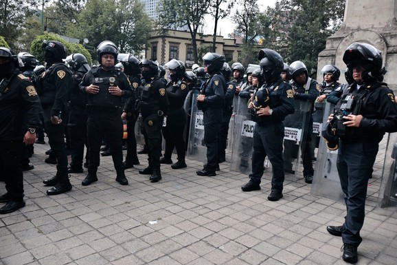 POLICIJA TRAŽI "BETMENA" Hvata lopove i vezuje ih za bandere u Meksiku: Crta im brkove, a na ružičastom papiru ostavlja posebnu poruku