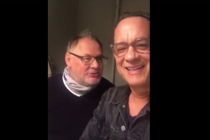 Tom Hanks śpiewa "Sto lat" po polsku. Z okazji urodzin pewnej Polki