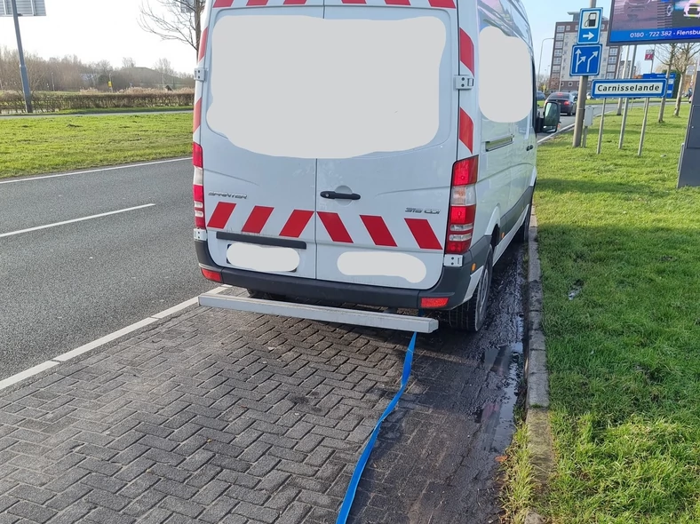 Sprinter nie mógł legalnie holować tak ciężkiego pojazdu