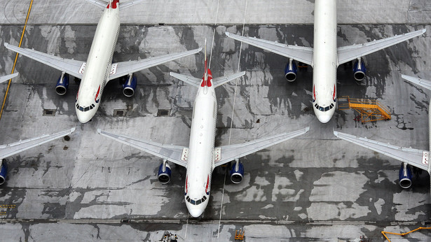 Ostatnie śnieżyce nieco zepsuły nastroje w portach lotniczych. Nie odbije się to jednak istotnie na efektach działalności w całym 2010 roku. Fot. Simon Dawson/Bloomberg