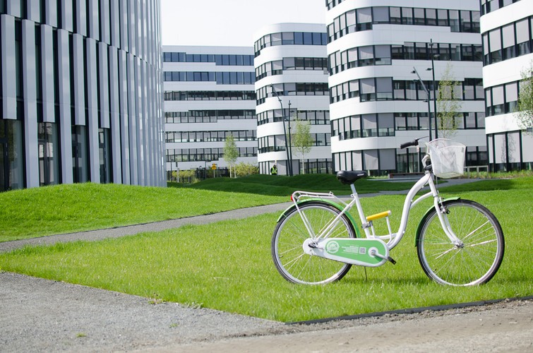 Połączenie z centrum miasta jest nie tylko szybkie, ale i wygodne. W dodatku pracownicy kompleksu Business Garden w miejscu pracy mogą za darmo wypożyczyć rower. Dzięki akcji pod hasłem „Ale Jazda” do dyspozycji pracowników jest 25 jednośladów w systemie rowerów miejskich BikeSmart. Na terenie kompleksu funkcjonują także szatnie i prysznice dla rowerzystów.